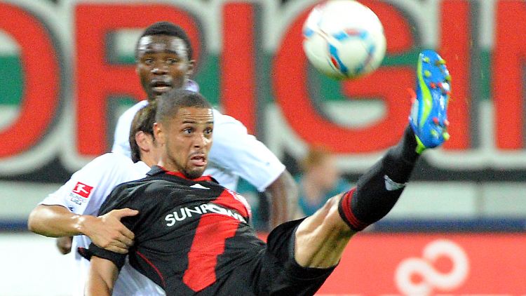 Augsburgs Gibril Sankoh und Sidney Sam (v.) haben nur den Ball im Blick.