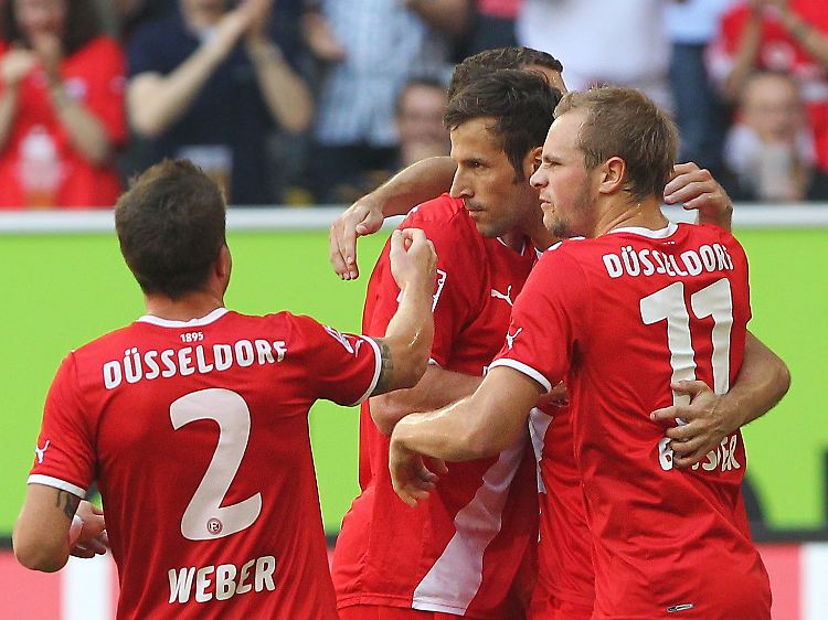 Düsseldorfs Jens Langeneke (2.v.l) bejubelt sein Tor zum 1:0 mit Christian Weber, Oliver Fink (verdeckt) und Maximilian Beister (v.l.n.r).