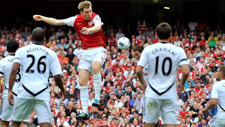 Per Mertesacker macht auch in Rot-Weiß eine gute Figur.