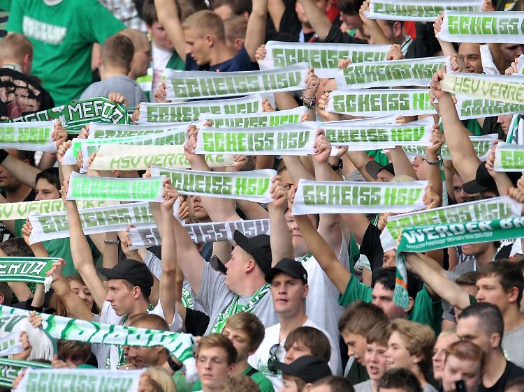 Derber Gruß im Nord-Derby: Der Bremer Anhang bedient sich der Fäkalsprache, um die HSV-Fans zu verärgern.