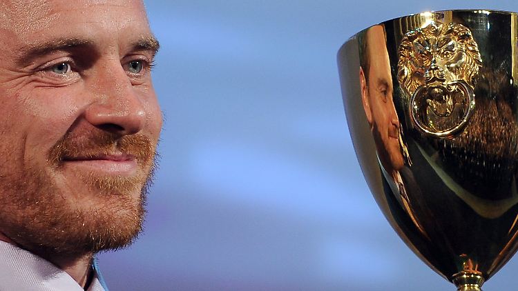 Fassbender mit seiner Trophäe.