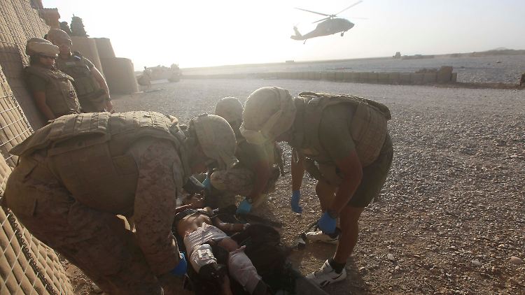US-Soldaten kümmern sich um einen Verletzten.