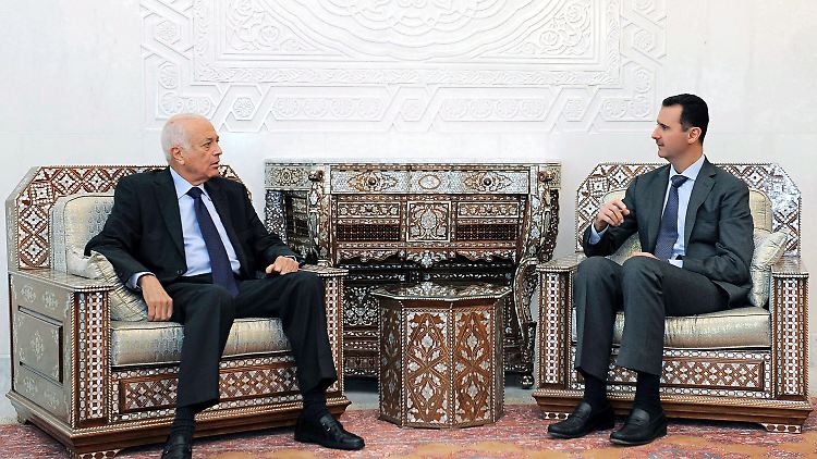Baschar al-Assad (r.) im Gespräch mit Nabil al-Arabi.