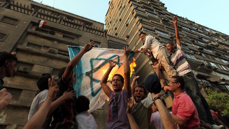Der Mob tobt vor der israelischen Botschaft in Kairo.