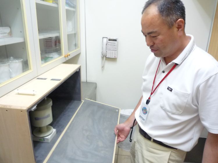 Ein Bauer vor seiner eigenen Messstation.