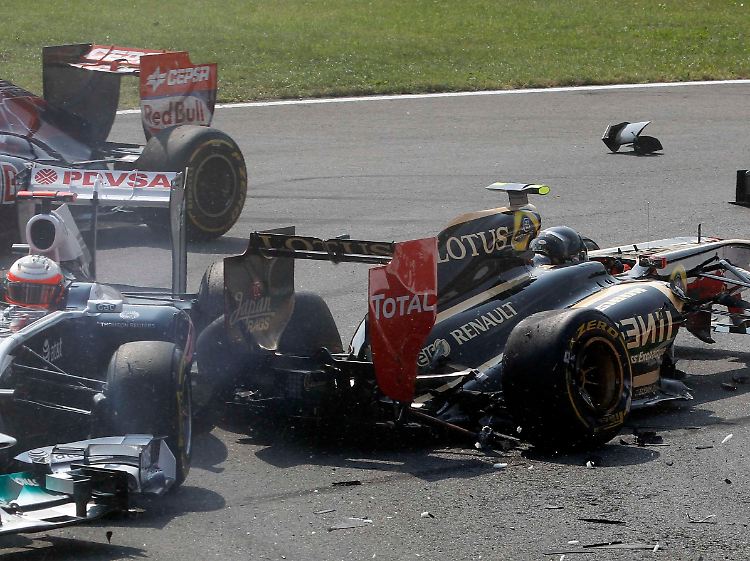 Bei diesem von Vitantonio Liuzzi verschuldeten Crash ging auch Nico Rosbergs Mercedes kaputt.