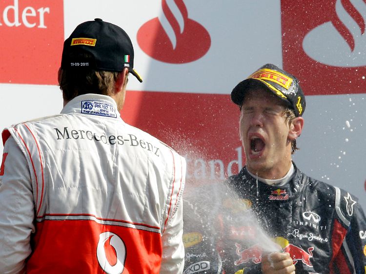 Der Siegersekt schmeckte Vettel diesmal besonders gut, denn der zweite Titel ist ihm nun kaum noch zu nehmen.