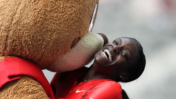Maskottchen Berlino herzt beim Leichtathletik-Meeting die US-Sprinterin Dawn Harper. Sie hatte sich die Liebkosungen mit ihrem Sieg über 100-Meter-Hürden verdient.