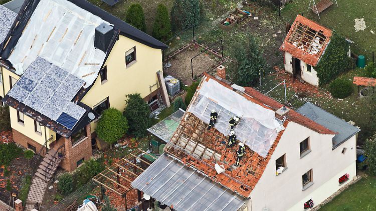 Sicherungsmaßnahmen müssen sein. Vor dem Neu-Eindecken muss man aber einen Gutachter hinzuziehen. 