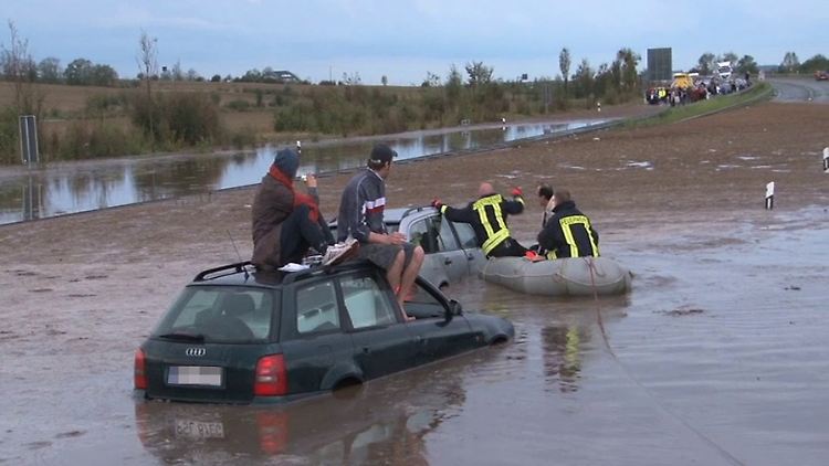 Rettungskräfte befreien auf der A14 bei Plötzkau Insassen aus im Wasser stehenden Fahrzeugen.