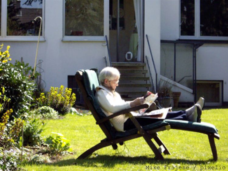 Damit Hausbesitzer den Sommer genießen können, sollten sie im Frühjahr ihr Heim genau inspizieren.