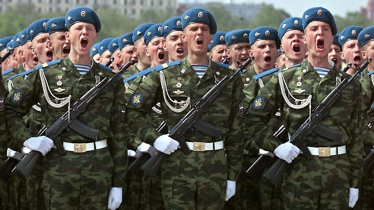 Russische Fallschirmjäger stehen stramm.