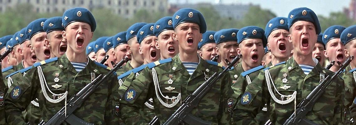 Russische Fallschirmjäger stehen stramm.