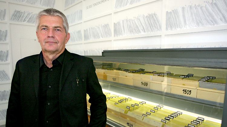 Stasi-Unterlagen-Chef Jahn neben einem Karteipaternosterschrank der Stasi.