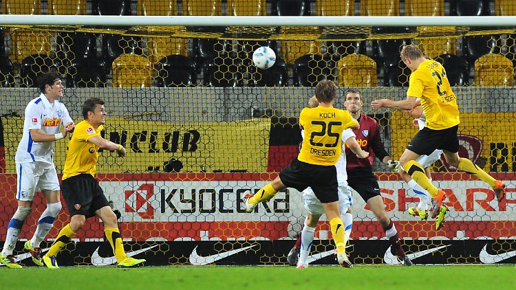 Spielgerät vor Kopf, Spielgerät ins Tor: So einfach kann Fußball sein. Subasic kann das.