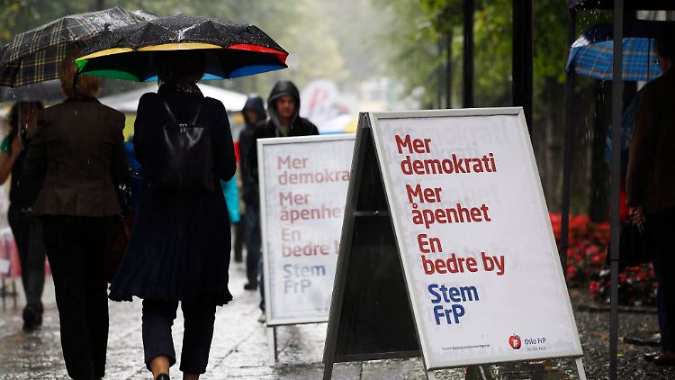 Auf einem Plakat der Fortschrittspartei steht: "Mehr Demokratie, mehr Offenheit, eine bessere Stadt - Stimmen Sie für die FrP".