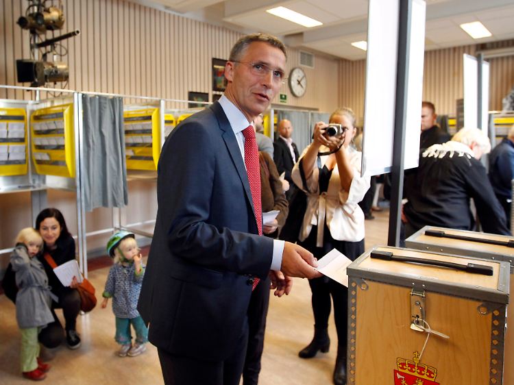Premier Jens Stoltenberg gibt seine Stimme ab.