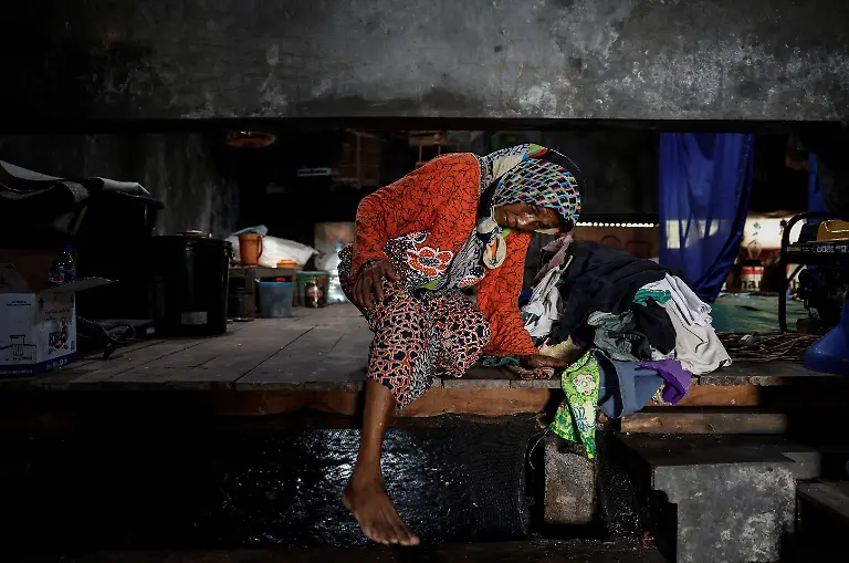 Pasijah-in-ihrem-Haus-mit-angehobenem-Flur