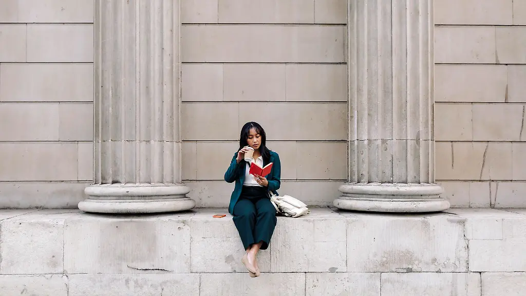 Rausgehen-abschalten-Pausen-bei-der-Arbeit-dienen-dem-Gesundheitsschutz