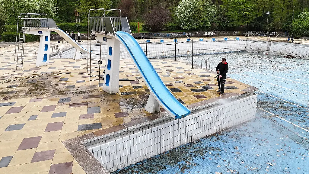 Zuerst-muessen-die-Becken-gesaeubert-werden