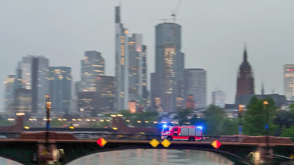 Starke-Gewitter-und-Starkregen-kommen-laut-Deutschem-Wetterdienst-in-den-naechsten-Tagen-auf-Menschen-in-Hessen-zu