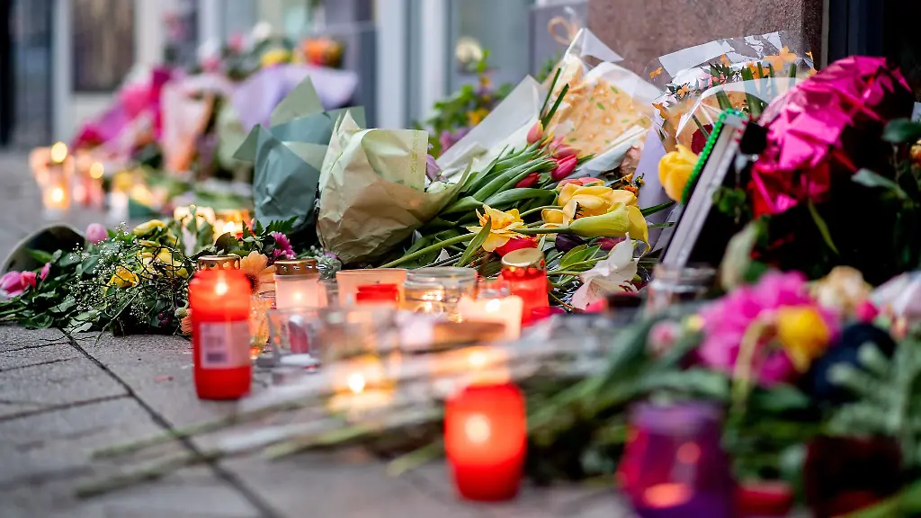 Freunde-des-21-Jaehrigen-haben-in-Oldenburg-Blumen-niedergelegt-und-Kerzen-aufgestellt