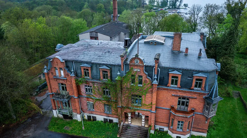 Der-Abriss-eines-maroden-Wohnheim-Anbaus-aus-den-1980er-Jahren-beginnt-im-Juni