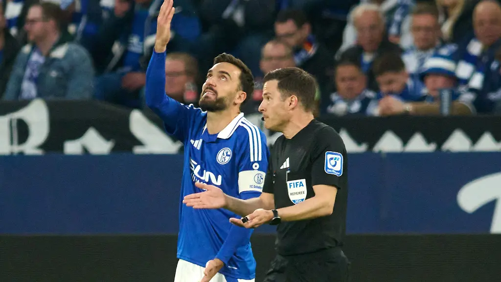 Karaman-diskutiert-mit-dem-Schiedsrichter