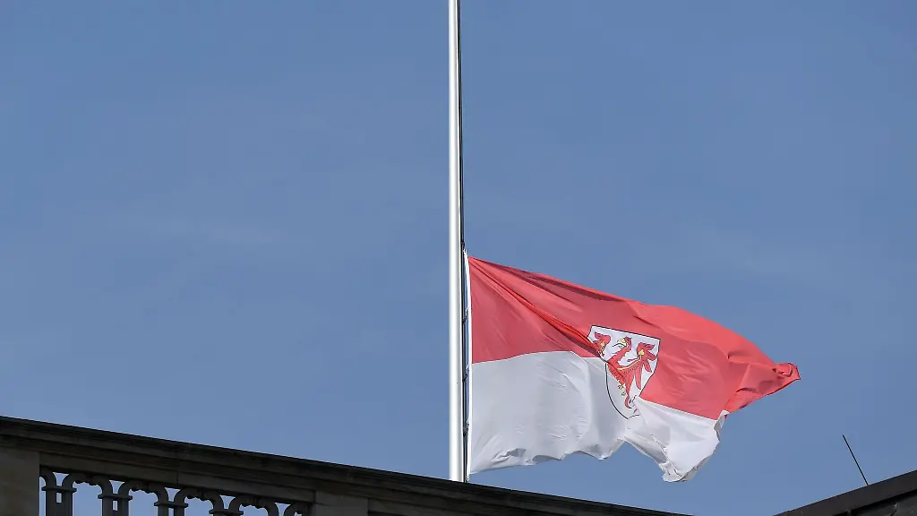 Nach-dem-Tod-von-Papst-Franziskus-hat-das-Brandenburger-Innenministerium-fuer-Samstag-Trauerbeflaggung-an-Dienstgebaeuden-des-Landes-angeordnet