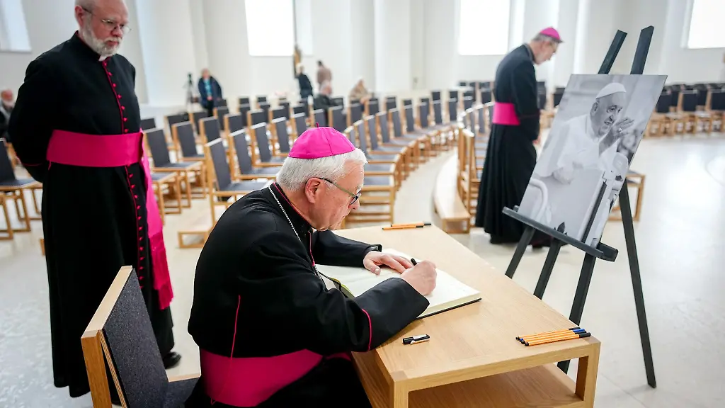 In-der-Sankt-Hedwigs-Kathedrale-wir-an-den-gestorbenen-Papst-Franziskus-erinnert