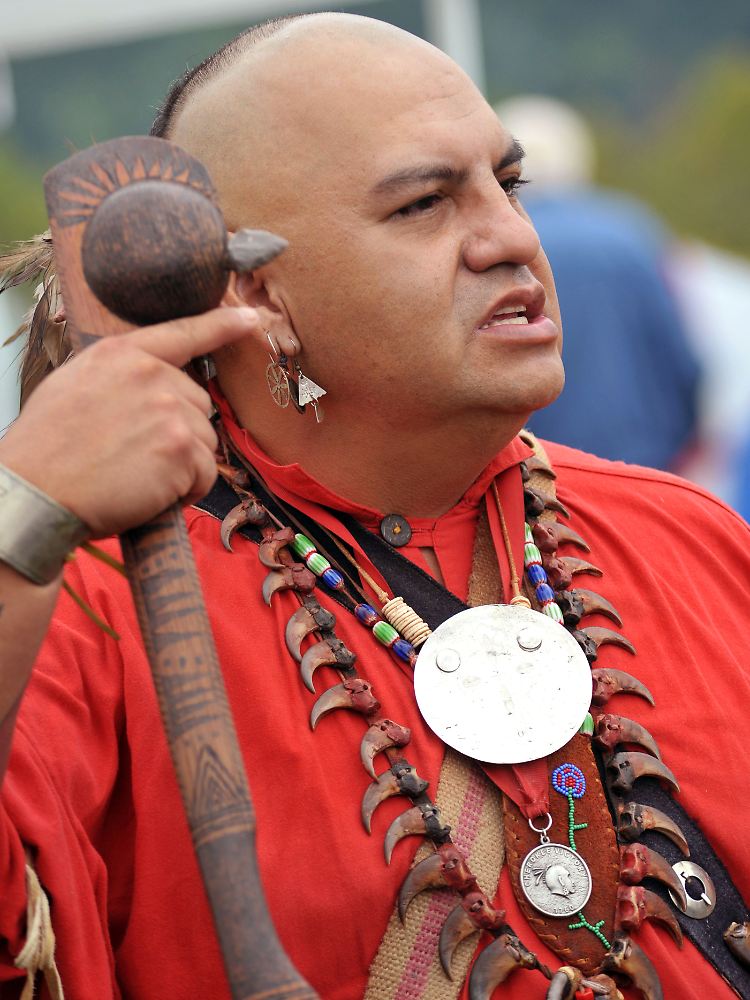 Nur einmal im Jahr legt Sony Ledford die Indianer-Tracht seiner Ahnen an - zum Big Island Festival. Sonst trägt der Automechaniker Jeans und Lederjacke.