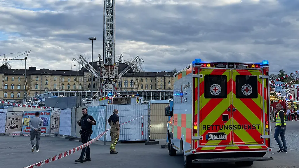 Bei-dem-Unfall-eines-Kettenkarussells-auf-dem-Bayreuther-Fruehlingsfest-wurden-sechs-Menschen-verletzt
