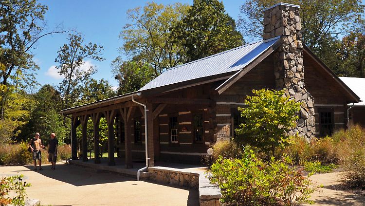 In der Blockhütte des Cherokee Removal Museums in Blythe's Ferry werden indianische Keramik, Waffenteile und Küchenutensilien ausgestellt.