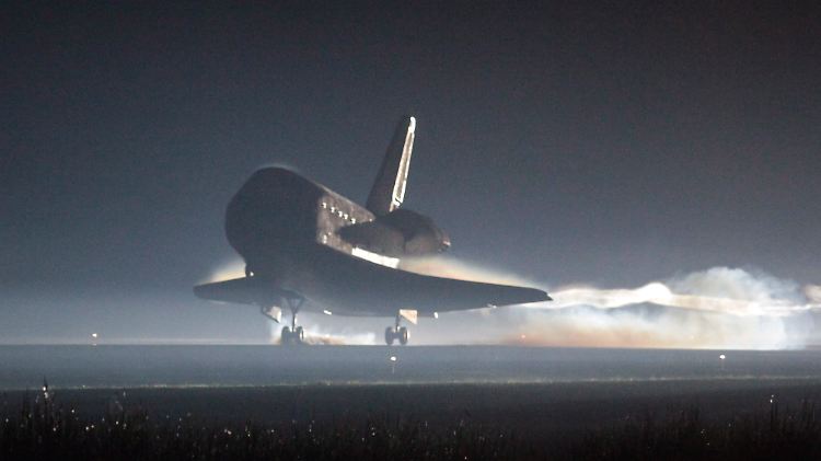 Die "Atlantis" setzt zu ihrer letzten Landung am Kennedy Space Center in Florida auf. (Bild vom 21. Juli 2011)