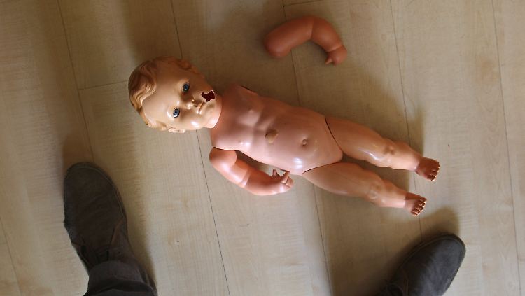 Die Taten sollen im Schlafzimmer der Eltern und im Kinderzimmer geschehen sein.