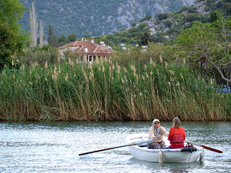 Kleine Ruderboote bringen Urlauber zum Start der Wanderung nach Kaunos. In die Riemen legen sich meist ältere Frauen - junge Männer kassieren das Fahrgeld.