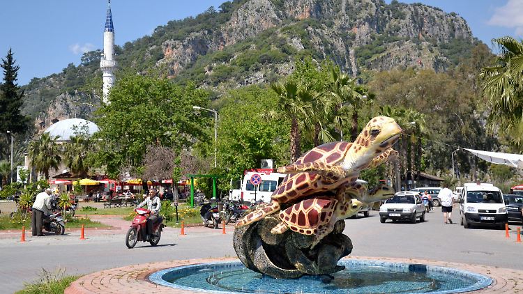 Die Retter von Dalyans Charme: Weil die Karettschildkröten ihre Eier am nahen Strand ablegen, wurde dem Bau von Clubanlagen und Riesenhotels ein Riegel vorgeschoben.