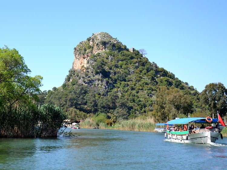 Ausflugsboote bringen Gäste von Dalyan durch die schilfbewachsenen Flussdeltas.