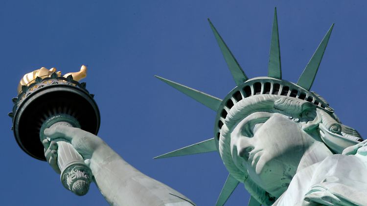 Mit hoch erhobener Fackel: Die Freiheitsstatute im Hafen von New York.