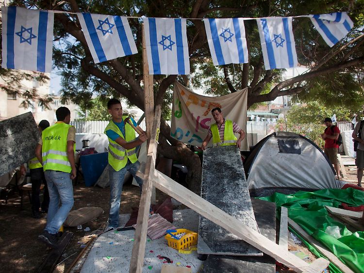 Zelte weichen: Nach dem wochenlangen Ausnahmezustand wird in Tel Aviv nach der Massenkundgebung aufgeräumt.