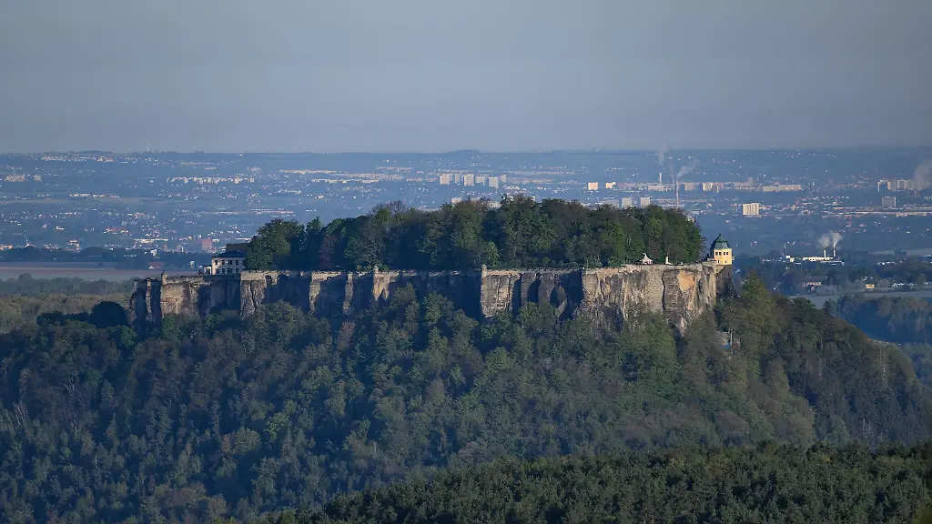 Fuer-Besucher-mit-Sprach-oder-Hoereinschraenkungen-gibt-es-auf-Festung-Koenigstein-neue-Audio-und-Videoguides