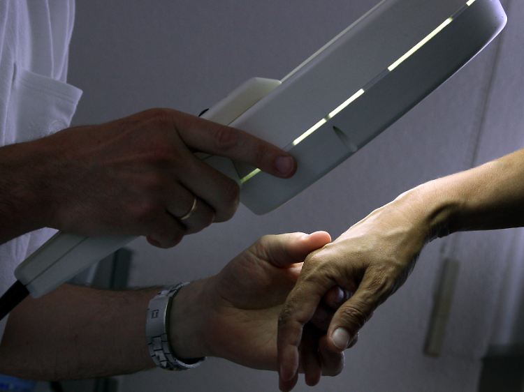 In Deutschland bezahlt die Krankenkasse Patienten ab 35 Jahren alle zwei Jahre ein Hautkrebs-Screening.