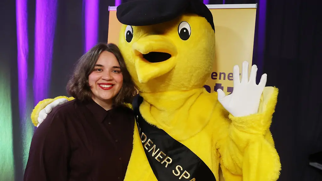 Elisabeth-Wenk-Festivalleiterin-und-das-Maskottchen-Goldener-Spatz