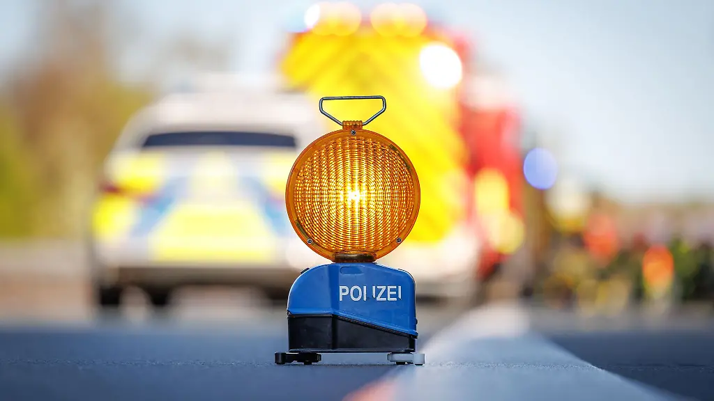 Ein-Fahrer-wurde-in-der-Nacht-auf-der-A44-lebensgefaehrlich-verletzt-die-Aufraeumarbeiten-zogen-sich-bis-in-den-naechsten-Vormittag-Symbolbild