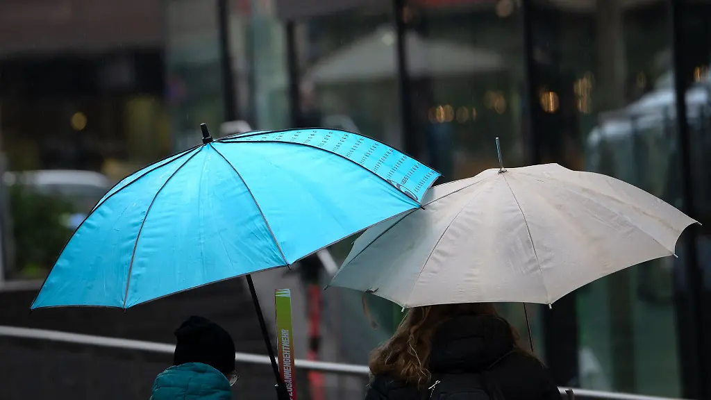 Den-Regenschirm-brauchen-die-Menschen-in-Hessen-zwar-heute-noch-heute-am-Wochenende-soll-es-aber-sonnig-werden-und-trocken-bleiben