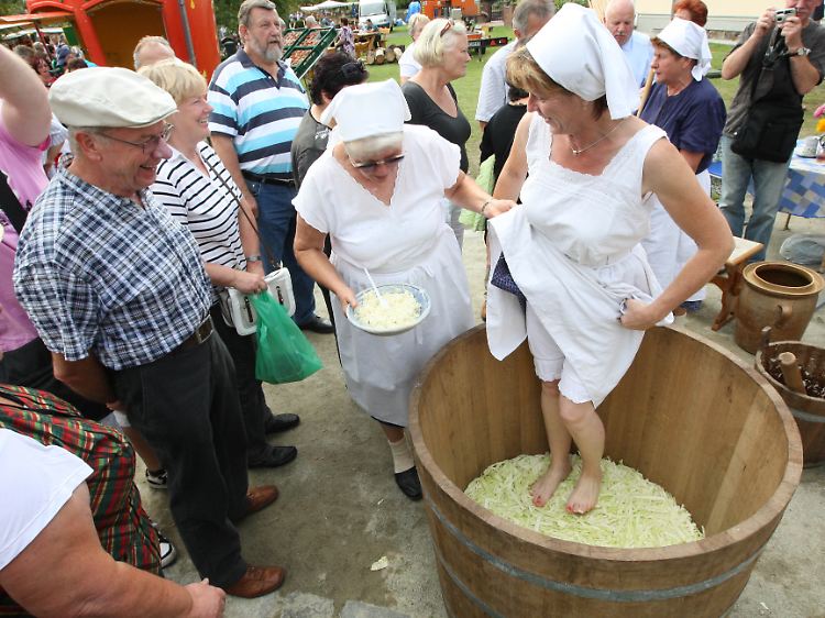 Sieht zwar neckisch aus, das traditionelle Sauerkrautstampfen, ist heute aber nicht mehr zeitgemäß.