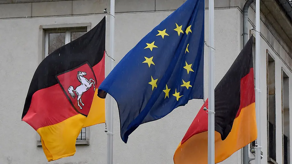 Am-Tag-der-Beisetzung-von-Papst-Franziskus-wehen-in-Niedersachsen-die-Fahnen-auf-halbmast