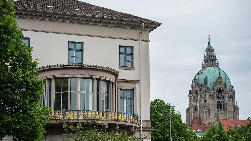 Wer-zieht-in-dieses-Haus-in-bester-Lage-Das-Wirtschaftsministerium-befindet-sich-unweit-vom-hannoverschen-Rathaus-im-Hintergrund-entfernt