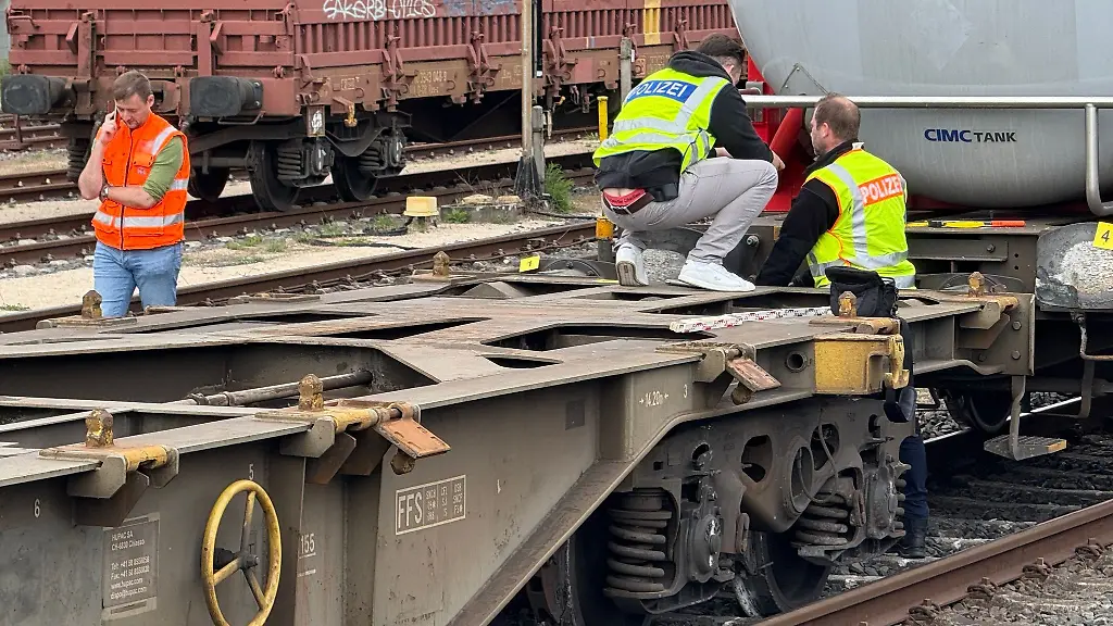 Die-Bundespolizei-sichert-Spuren