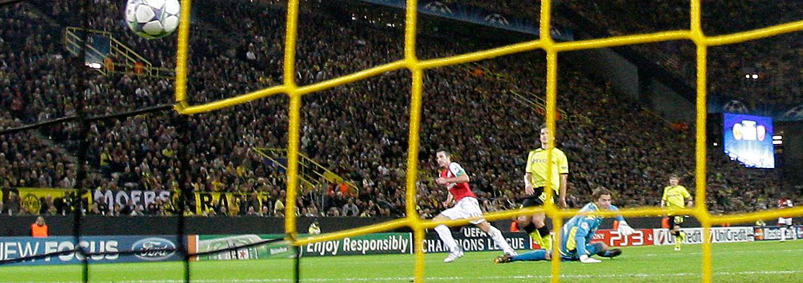 Nach Fehlpass von BVB-Kapitän Sebastian Kehl trifft Robin van Persie zum 1:0 für den FC Arsenal. Doch dabei blieb es nicht.